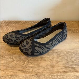 Clarks Cloudsteppers Women's 8W Carly Wish Flats Dark Olive‎ Animal Prints